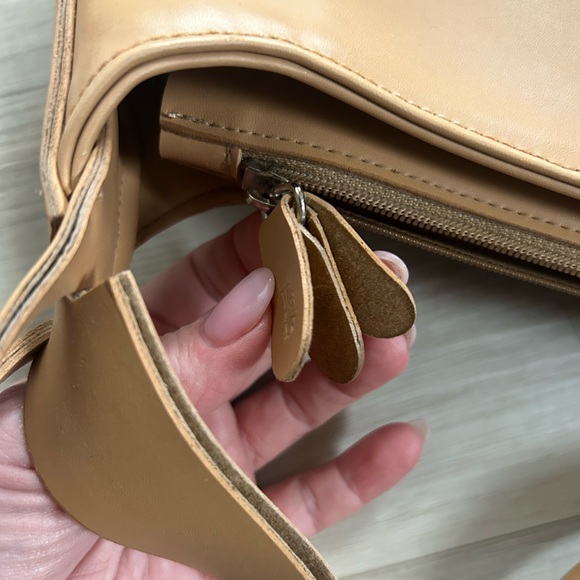 Tods 🤎 Classic luggage color shoulder bag -Very good condition!! 💯% authentic - Picture 11 of 13